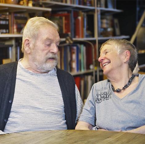 Carry kijkt lachend naar Freek
