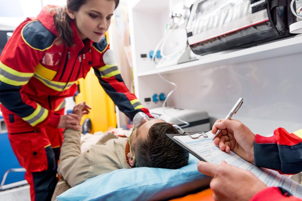 Ambulancier verzorgt patiënt 