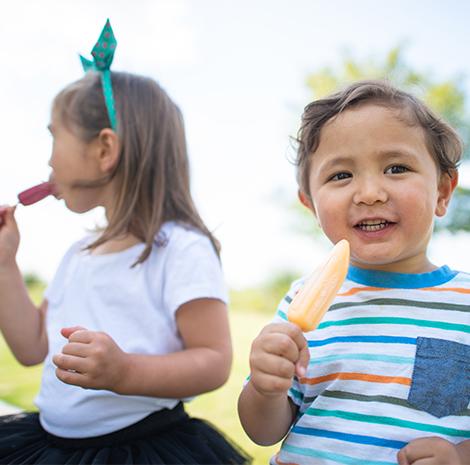 kinderen eten gezonde ijsjes 