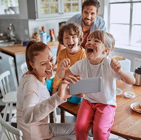 Moeder neemt selfie van vader en kinderen 