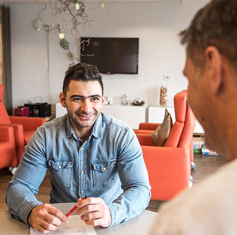 Verzorgende Mohammed zit aan tafel 