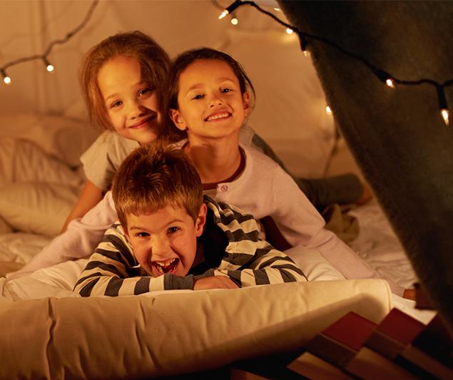 Kinderen in een verlichte tent 
