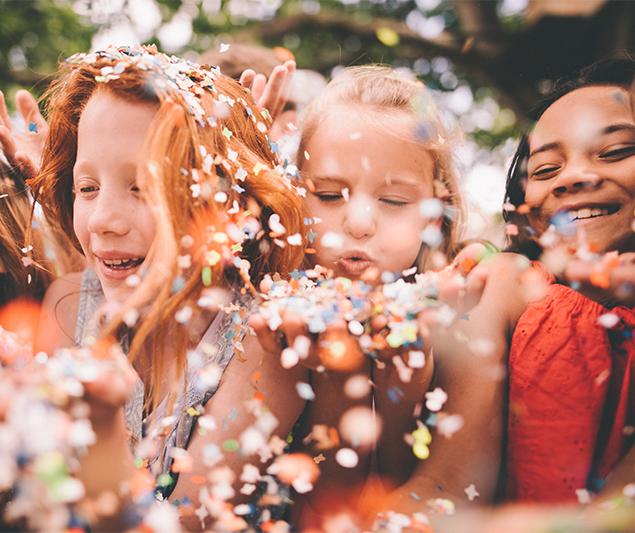 Kinderen blazen confetti 