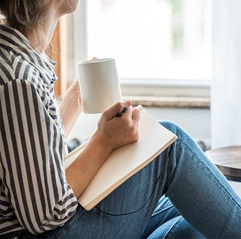 Vrouw maakt notities in een schrift 