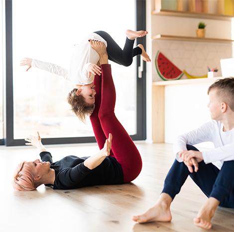 Mama speelt met kinderen 