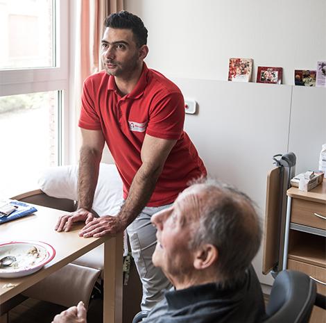 Verzorgende Mohammed leunt op de tafel 