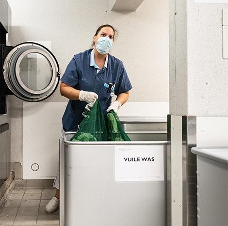 De wasmachines in het ziekenhuis draaien ook 's nachts.