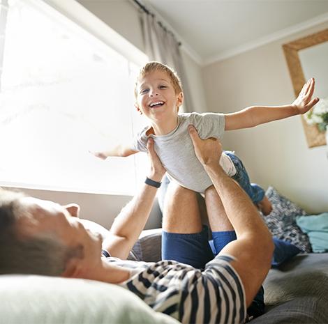 Kind speelt vliegtuigje met papa 