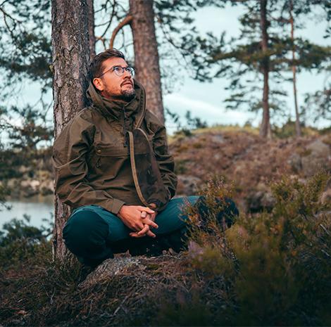 man zit in het bos 
