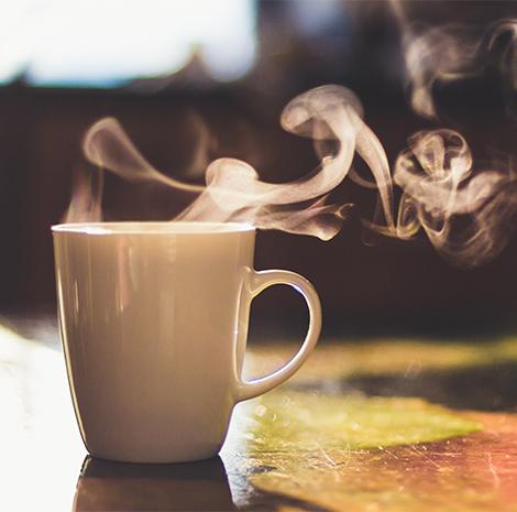 Koffie helpt tegen vermoeidheid achter het stuur. 