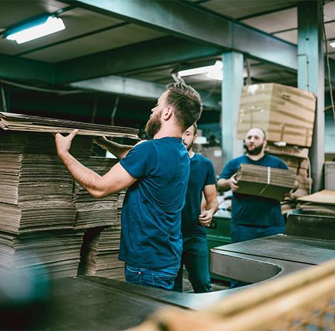 Nachtwerk in een fabriek
