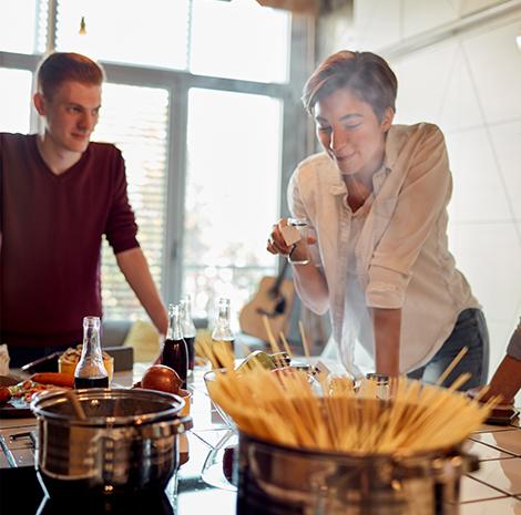 2 mensen koken samen 