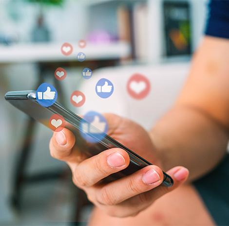 Een paar handen houdt een smartphone vast 
