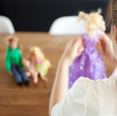 barbiepoppen op de tafel 