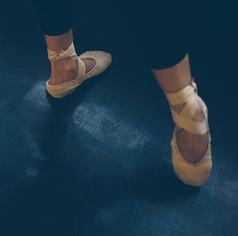 voeten in balletschoenen 