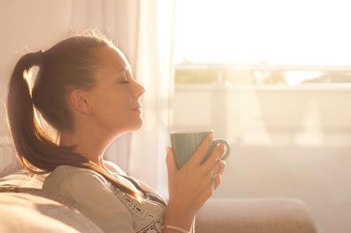 Vrouw geniet van een kop koffie 