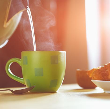 kopje thee op een tafel 