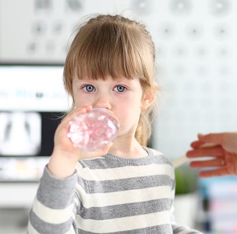 kleuter drinkt een flesje water 
