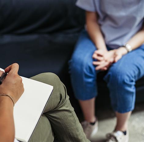 2 mensen in gesprek, van wie 1 persoon aantekeningen maakt 