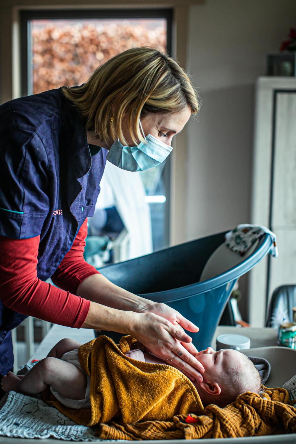 Kraamverzorgende Rivka wast een baby
