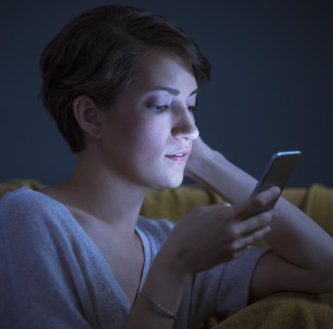 Vrouw houdt smartphone vast