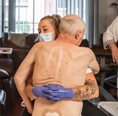 Palliatief verpleegkundige met patiënt 