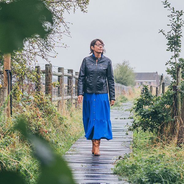 Wandelende vrouw op een padje