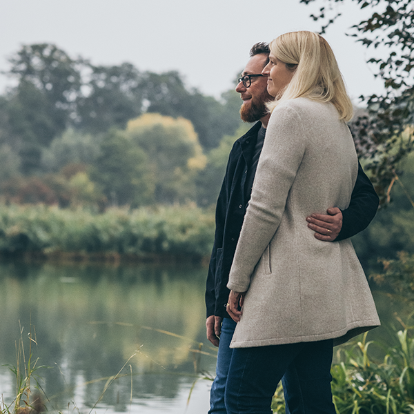 Koppel langs zijkant getrokken, kijkend naar een rivier