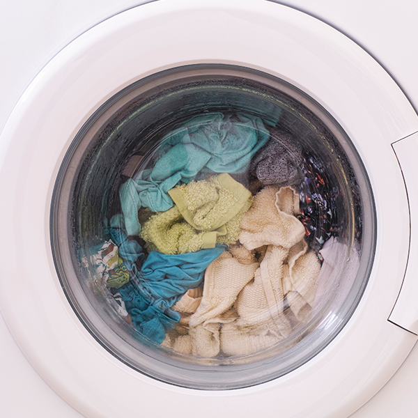 Wasmachine vol met kleren