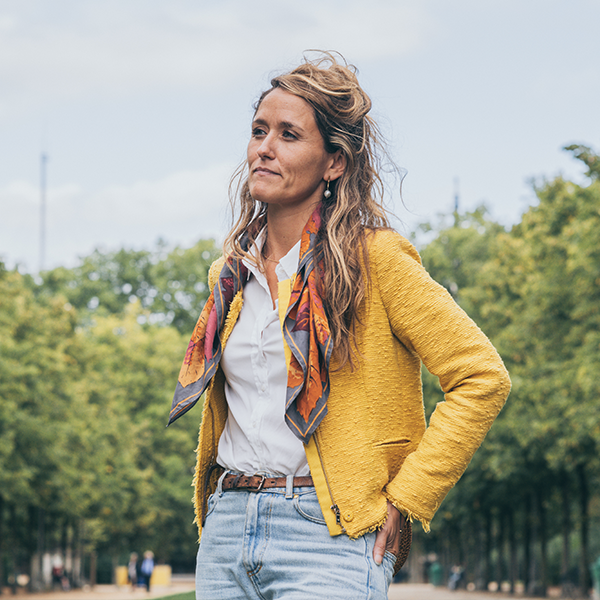 Vrouw kijkt weg uit beeld