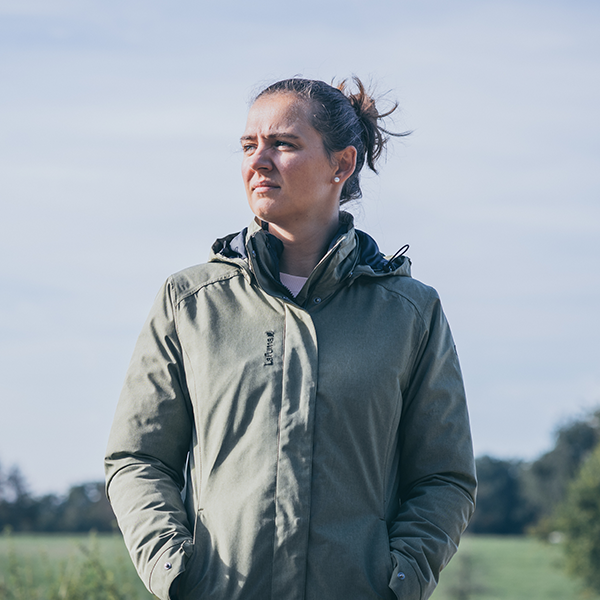 Rechtstaande vrouw die uit beeld kijkt