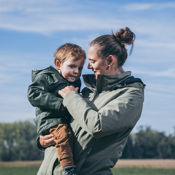 Vrouw met peuter al knuffelend in haar armen