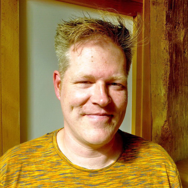Portretfoto van Roland Kums