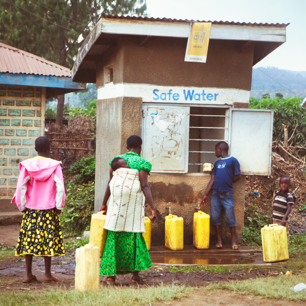 Afrikaans gezin haalt proper water