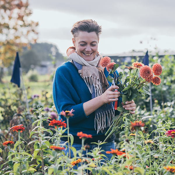Bianca staat tussen bloemen