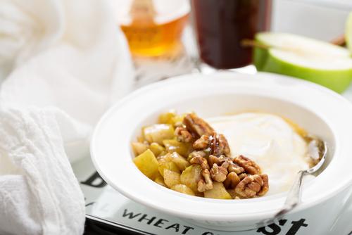 Yoghurt met nootjes en gestoofde appeltjes