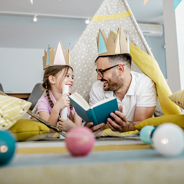 Papa speelt met kindje spelletje in een tent