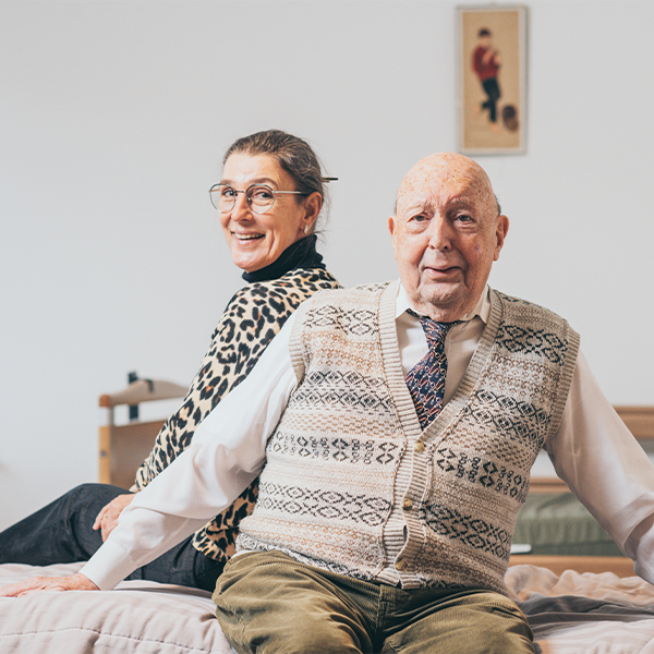 Afbeelding van Danielle en Hugo, al zittend op een bed