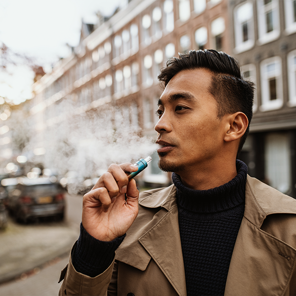 Afbeelding van man aan het vapen