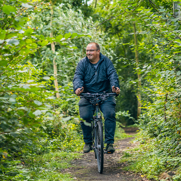 Afbeelding van getuige Nikolaas al fietsend