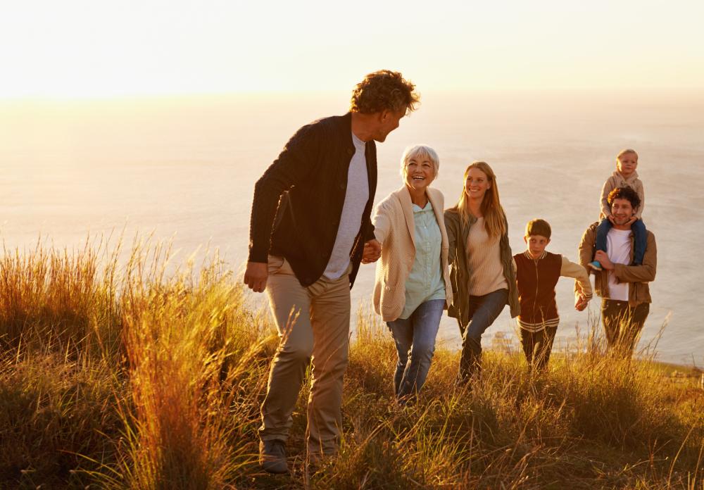 Familie loopt hand in hand