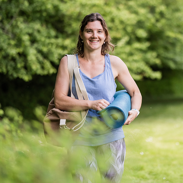 Daphne draagt haar yogamat