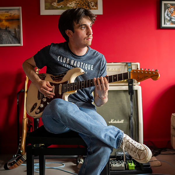 Laurens speelt gitaar