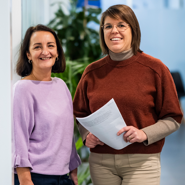 Loketmedewerker Saskia en maatschappelijk werker Sofie