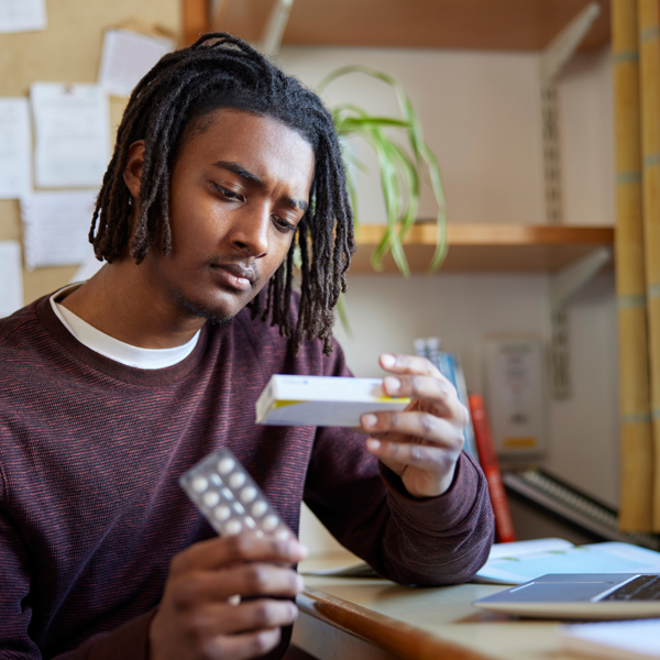 jongen met medicatie