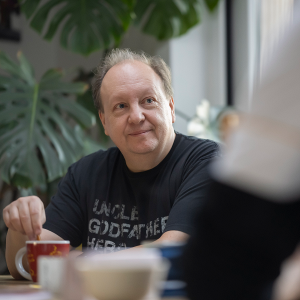 Gino luistert naar diabeteseducator Robrecht