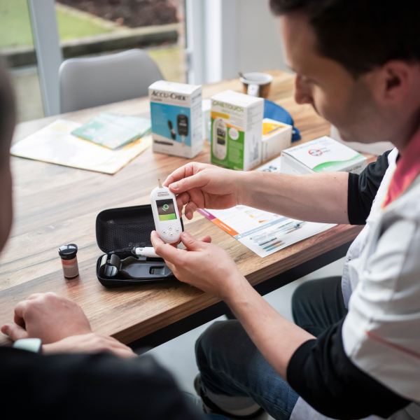 Diabeteseducator Robrecht toont een meettoestel 