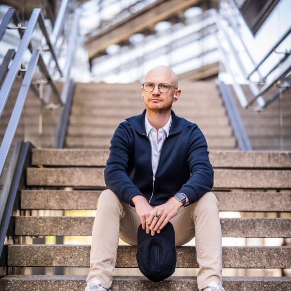 Gillis zit op trappen en kijkt in de les