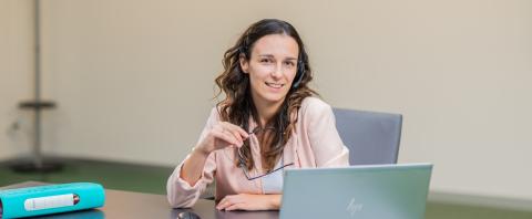 Werken in het contactcenter kan volgens Elise alleen als je graag ...